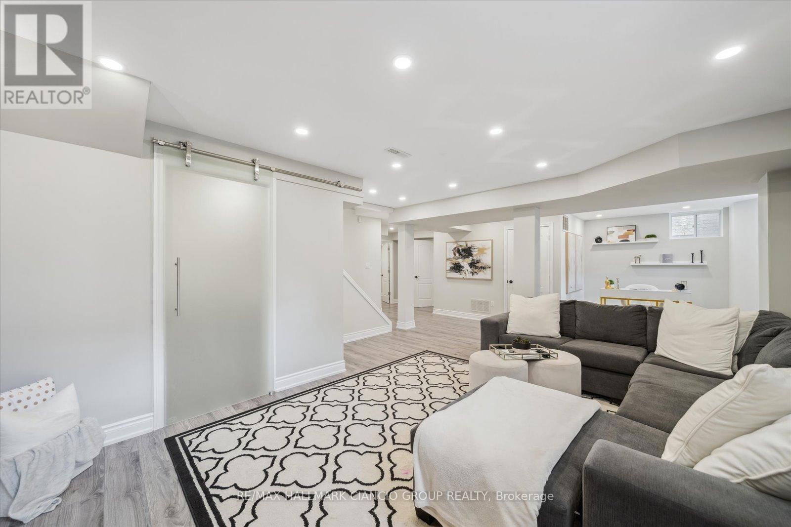32 MAPLEBANK CRESCENT Image 32