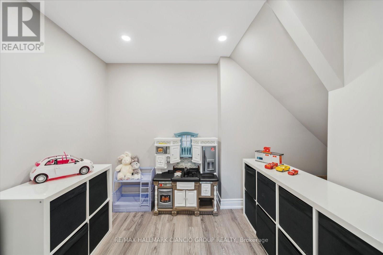 32 MAPLEBANK CRESCENT Image 33