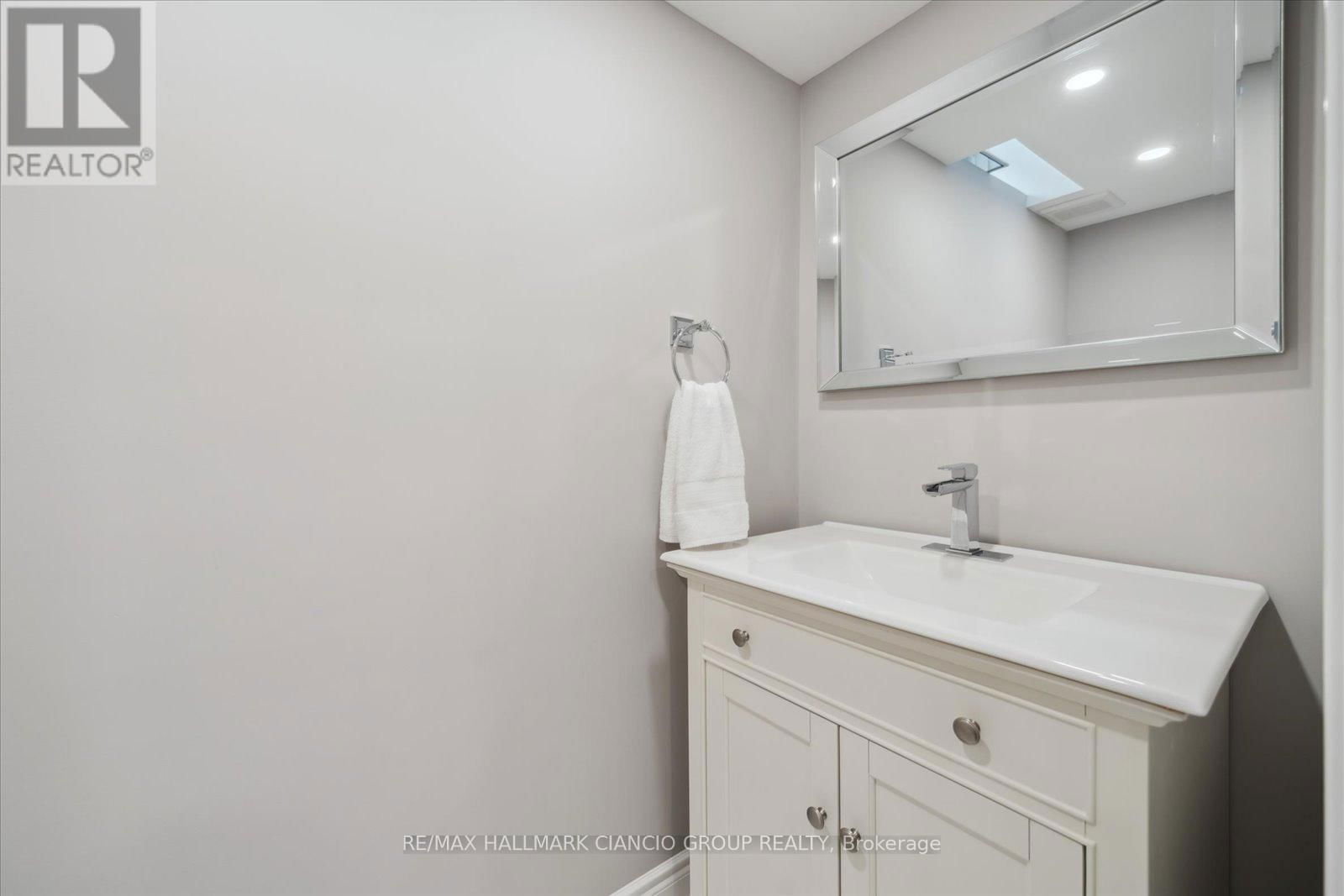 32 MAPLEBANK CRESCENT Image 36