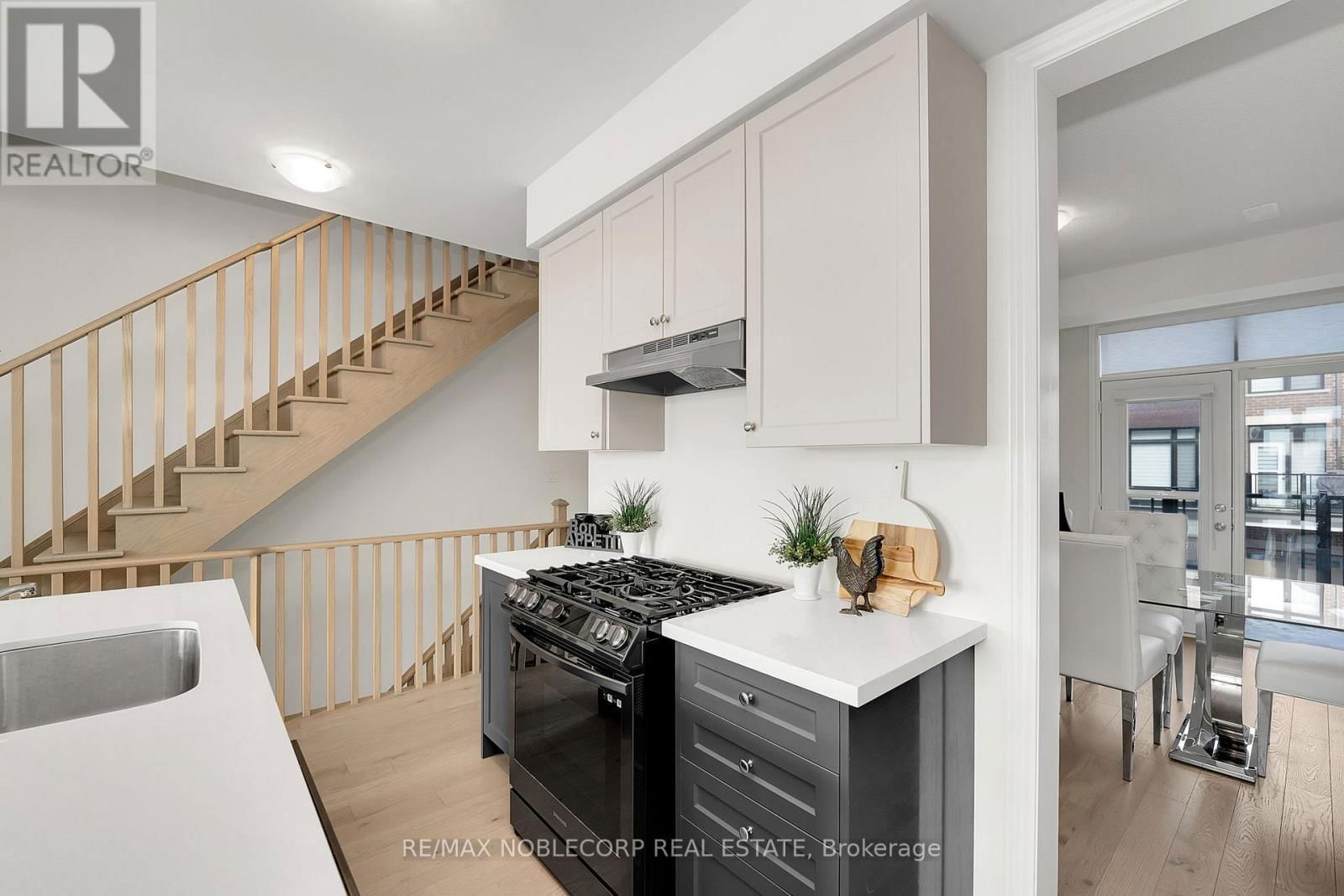 31 HOLYROOD CRESCENT Image 11