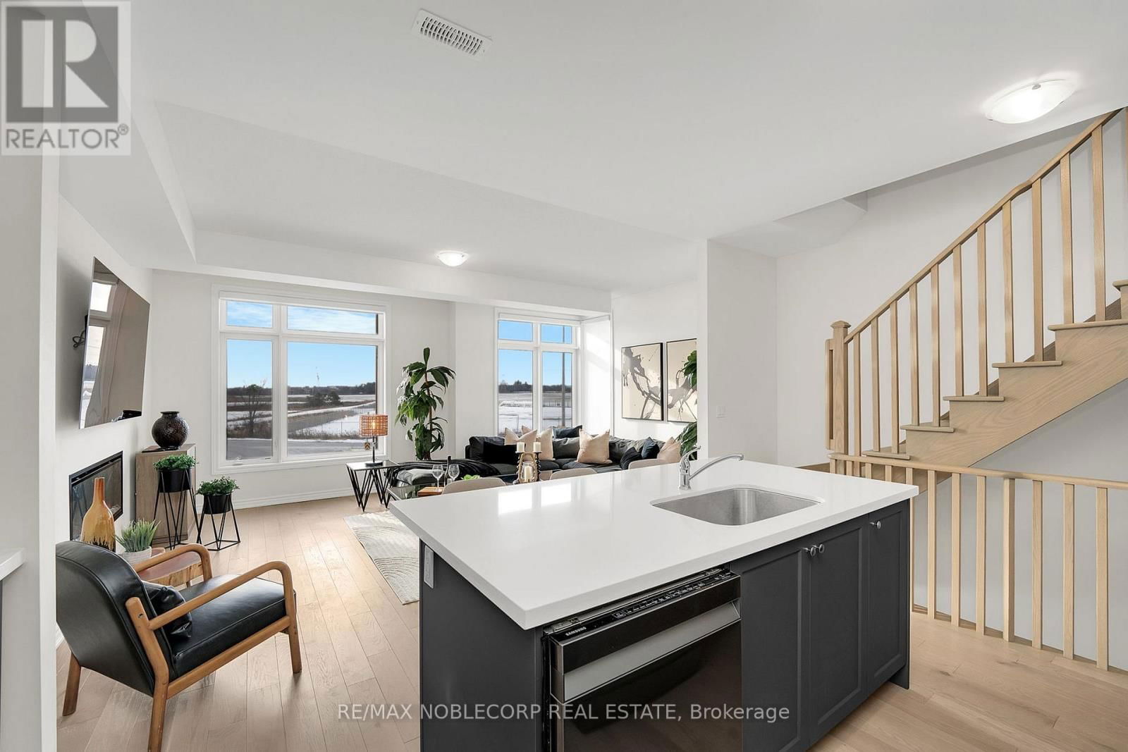 31 HOLYROOD CRESCENT Image 12