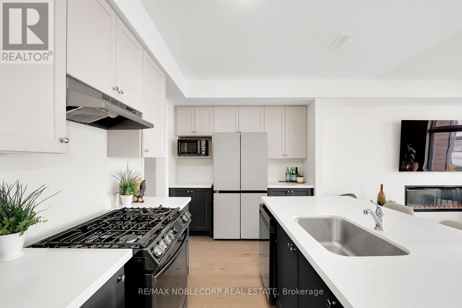 31 HOLYROOD CRESCENT Image 13
