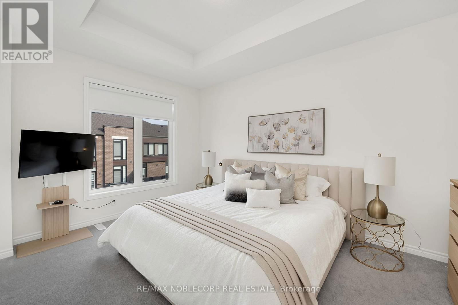 31 HOLYROOD CRESCENT Image 18
