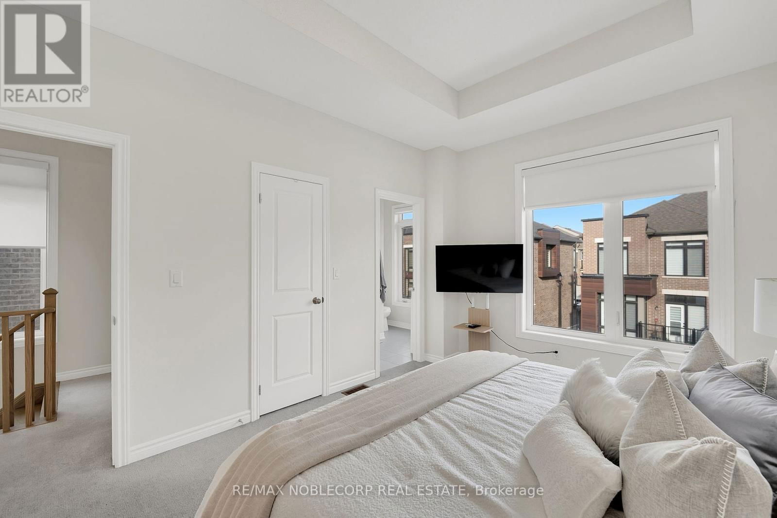 31 HOLYROOD CRESCENT Image 19