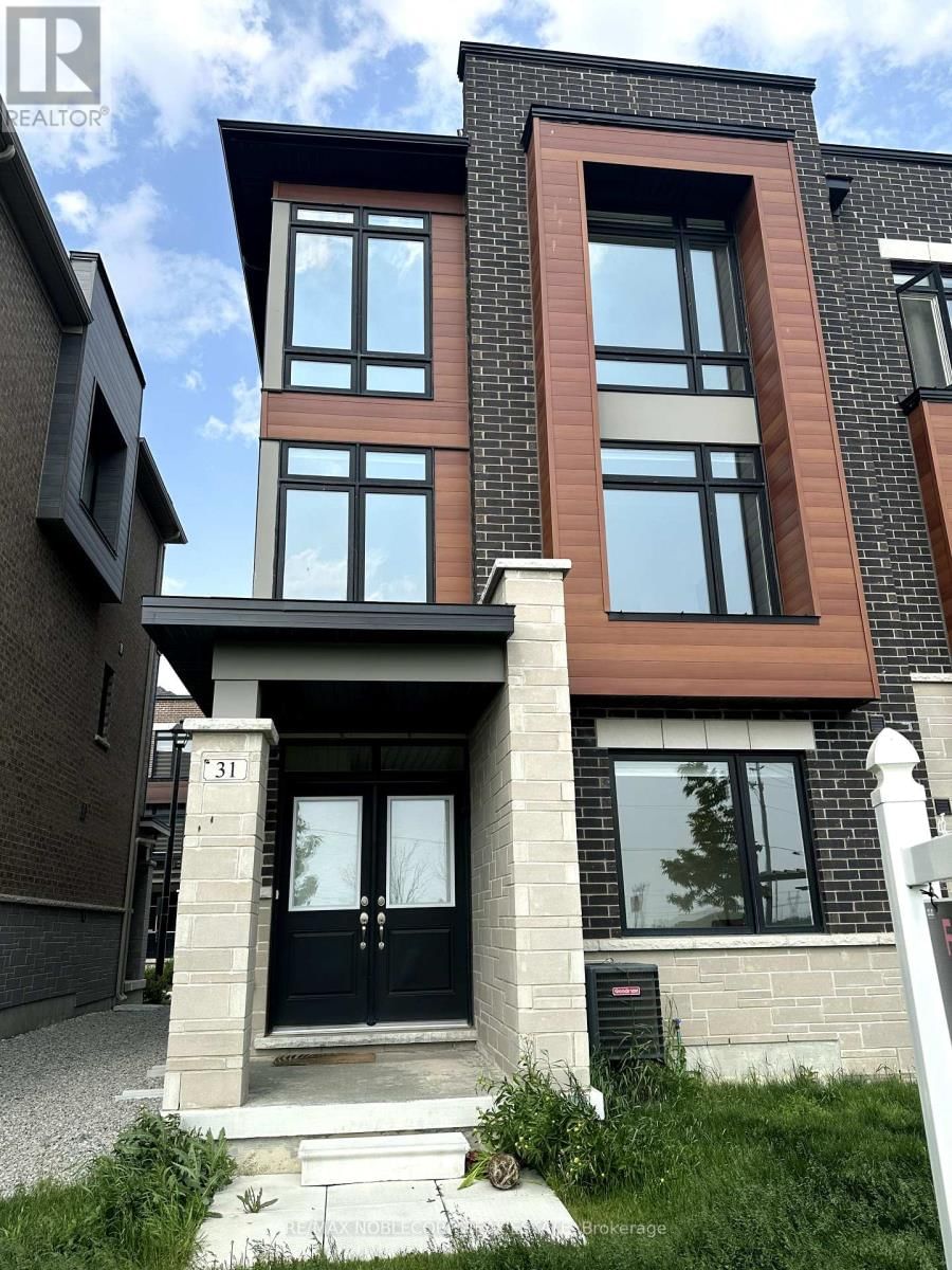 31 HOLYROOD CRESCENT Image 2