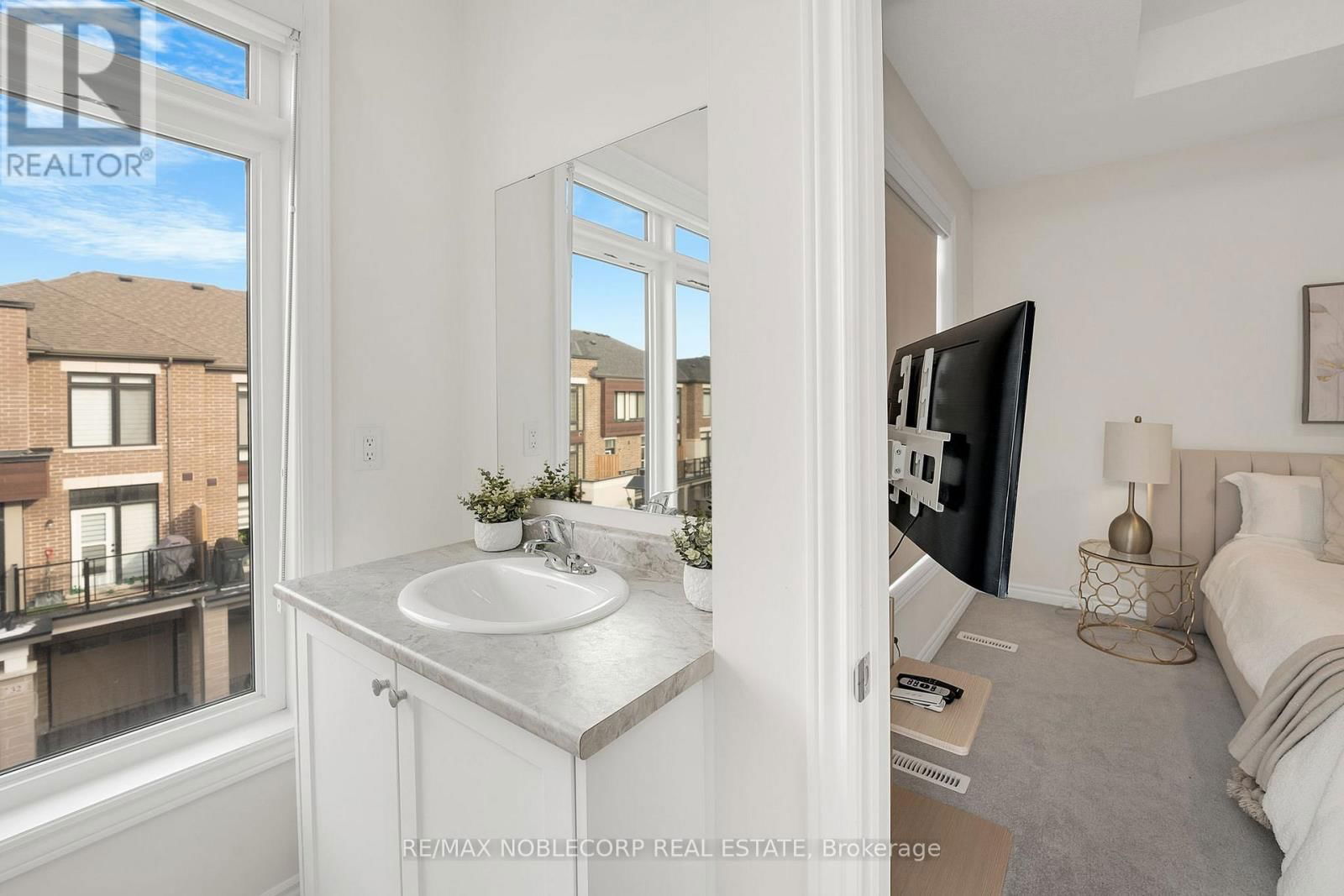 31 HOLYROOD CRESCENT Image 20