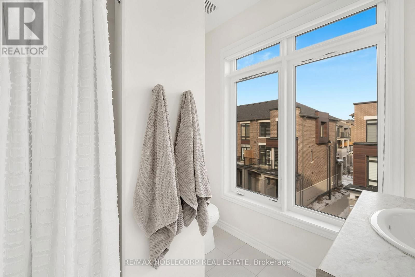 31 HOLYROOD CRESCENT Image 21