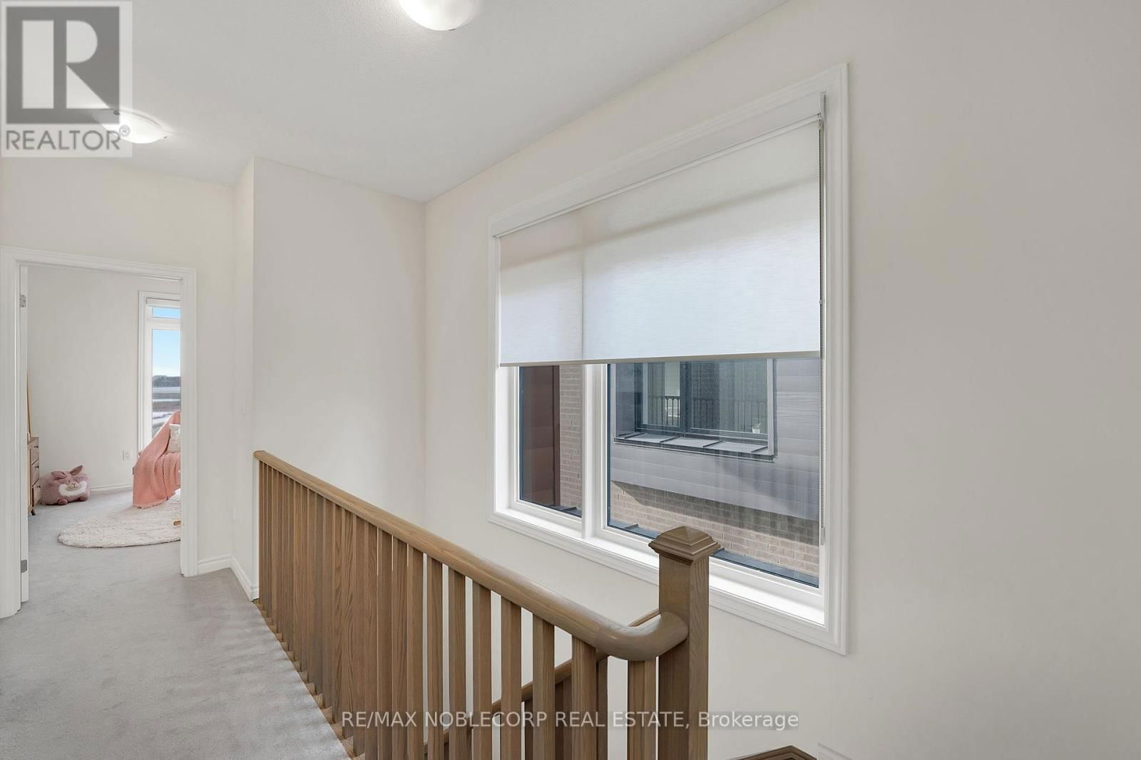 31 HOLYROOD CRESCENT Image 22