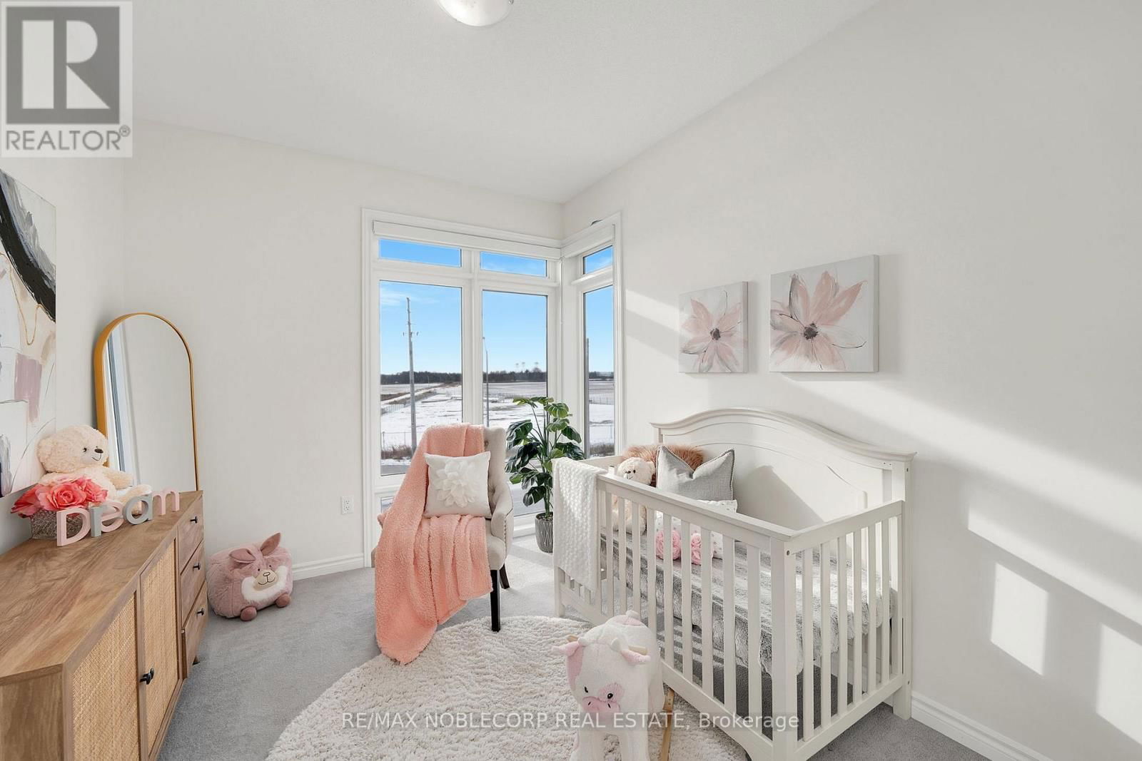 31 HOLYROOD CRESCENT Image 24