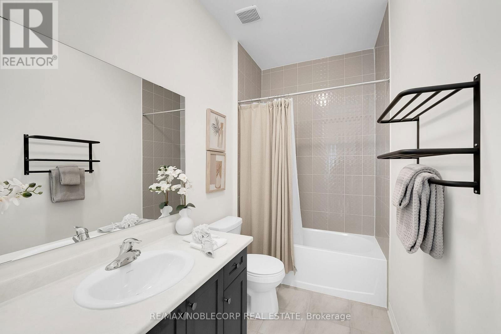 31 HOLYROOD CRESCENT Image 25
