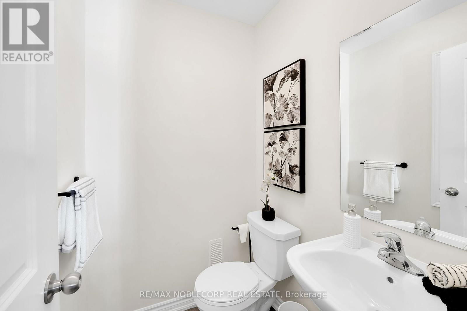 31 HOLYROOD CRESCENT Image 26