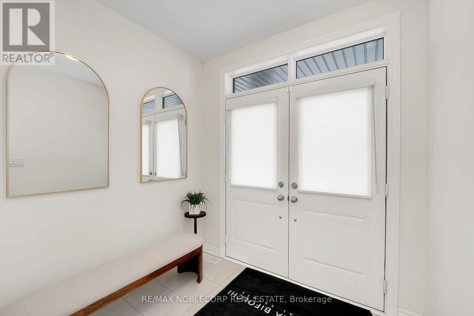 31 HOLYROOD CRESCENT Image 4
