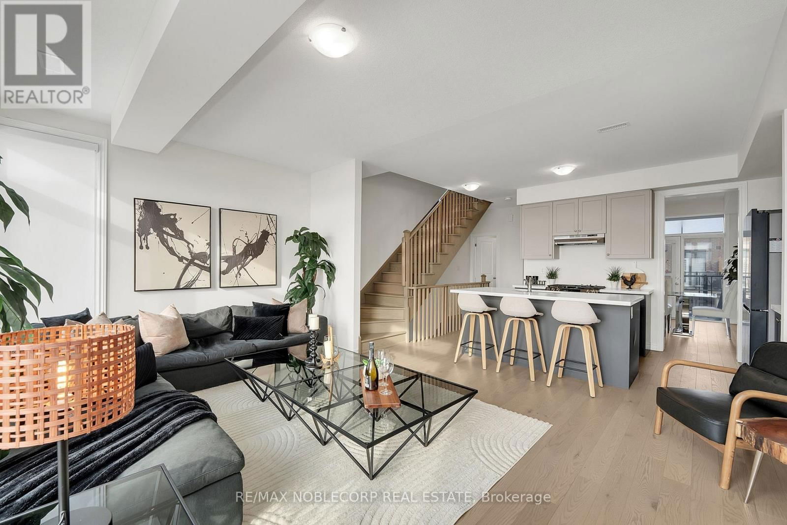 31 HOLYROOD CRESCENT Image 8