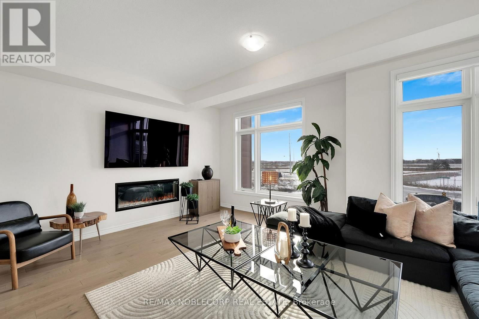 31 HOLYROOD CRESCENT Image 9