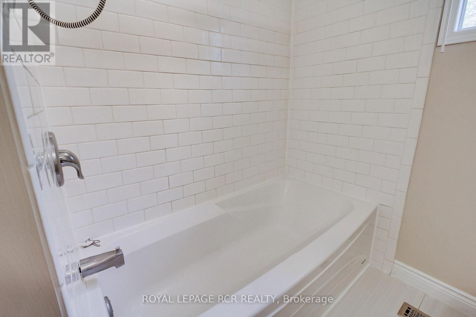 10 LEPARD CRESCENT Image 38