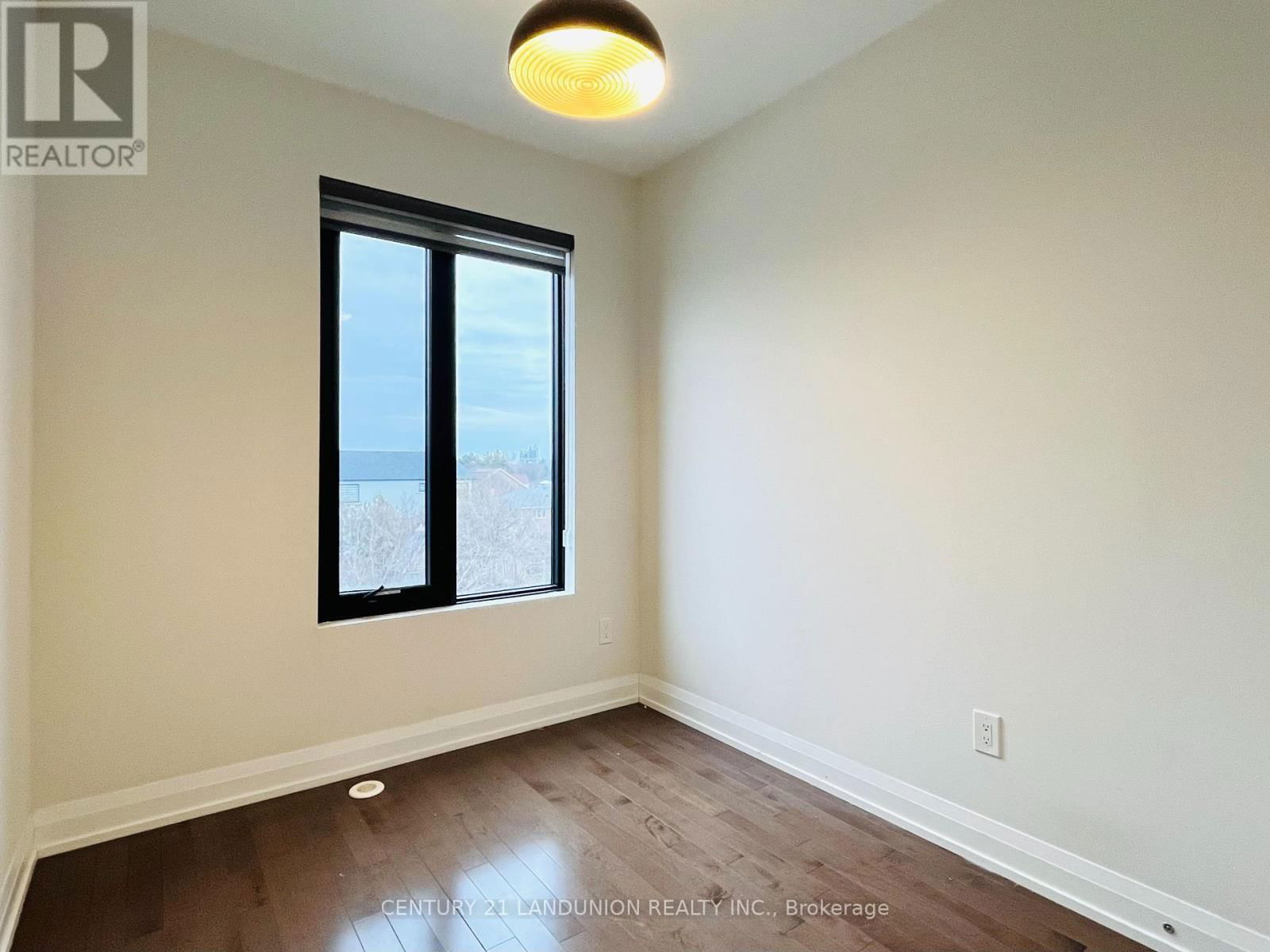 9601 BATHURST STREET Image 12