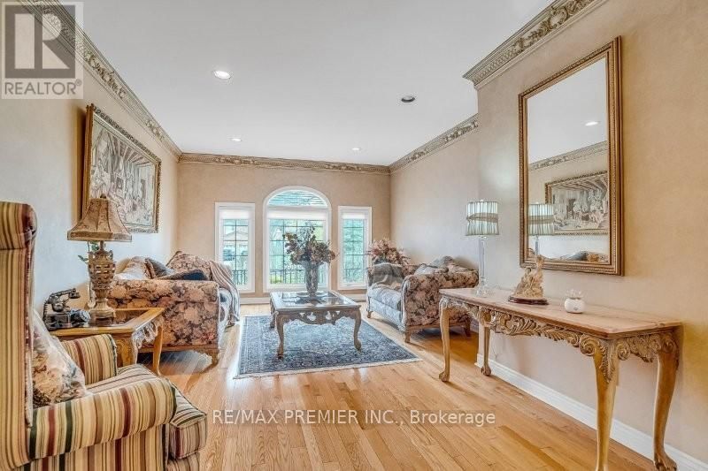 3 AVRO ROAD Image 12
