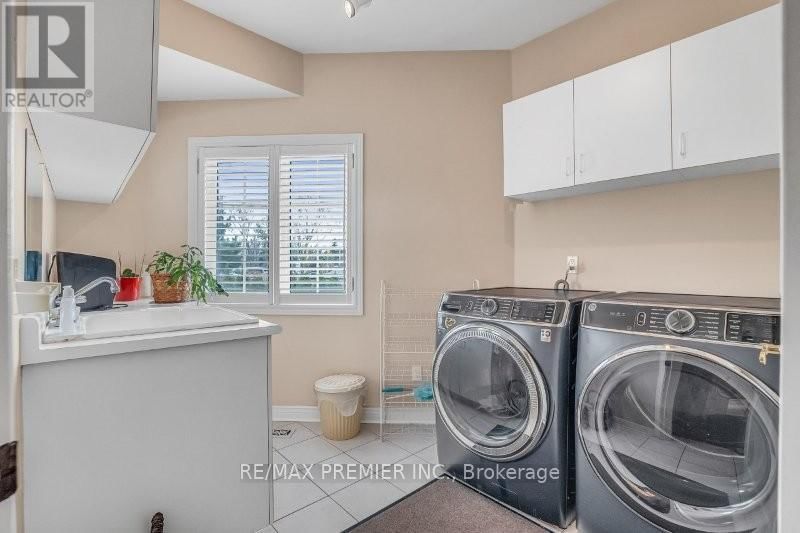 3 AVRO ROAD Image 23