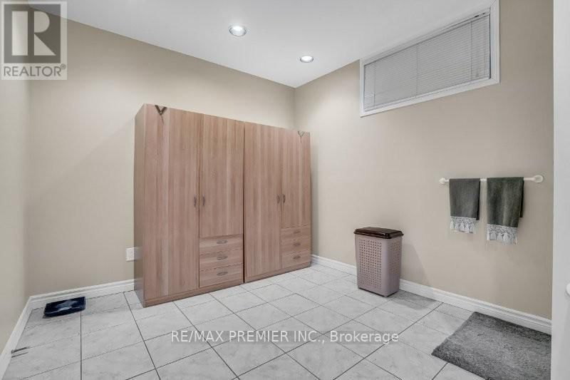 3 AVRO ROAD Image 34