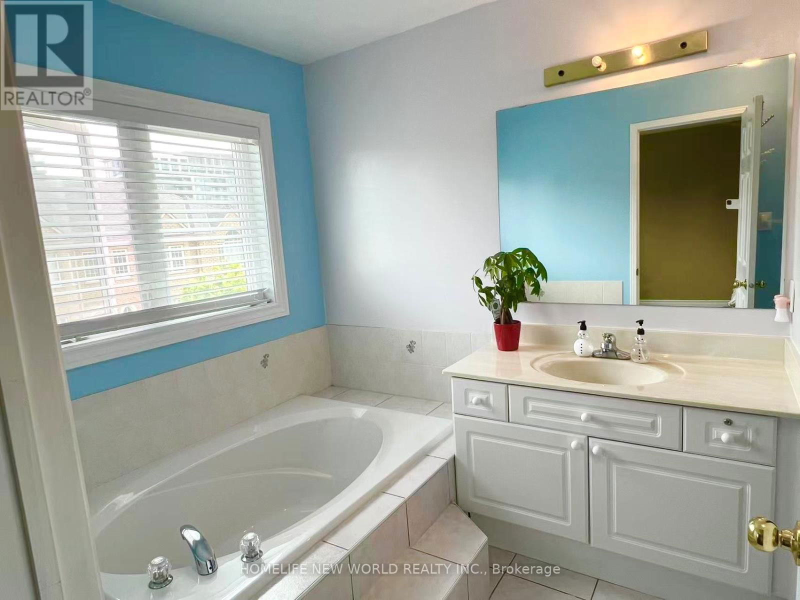 8 AZALEA GATE WAY Image 12
