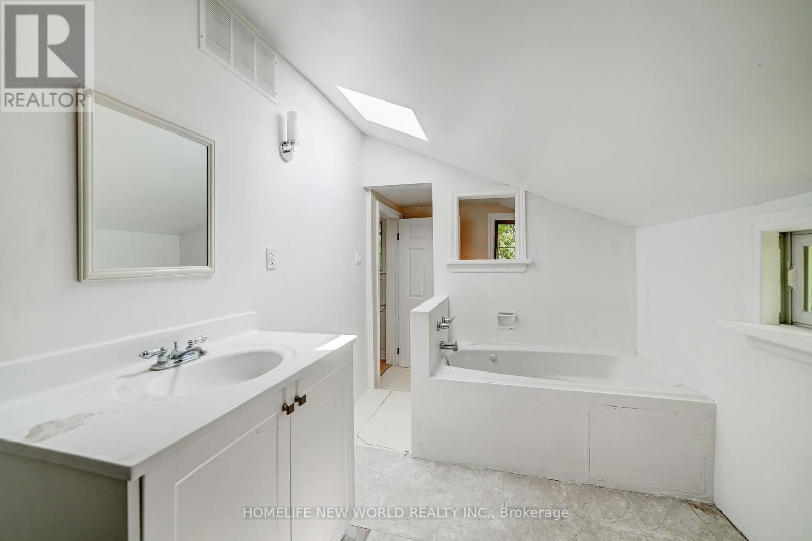 5741 LAKESHORE ROAD Image 31