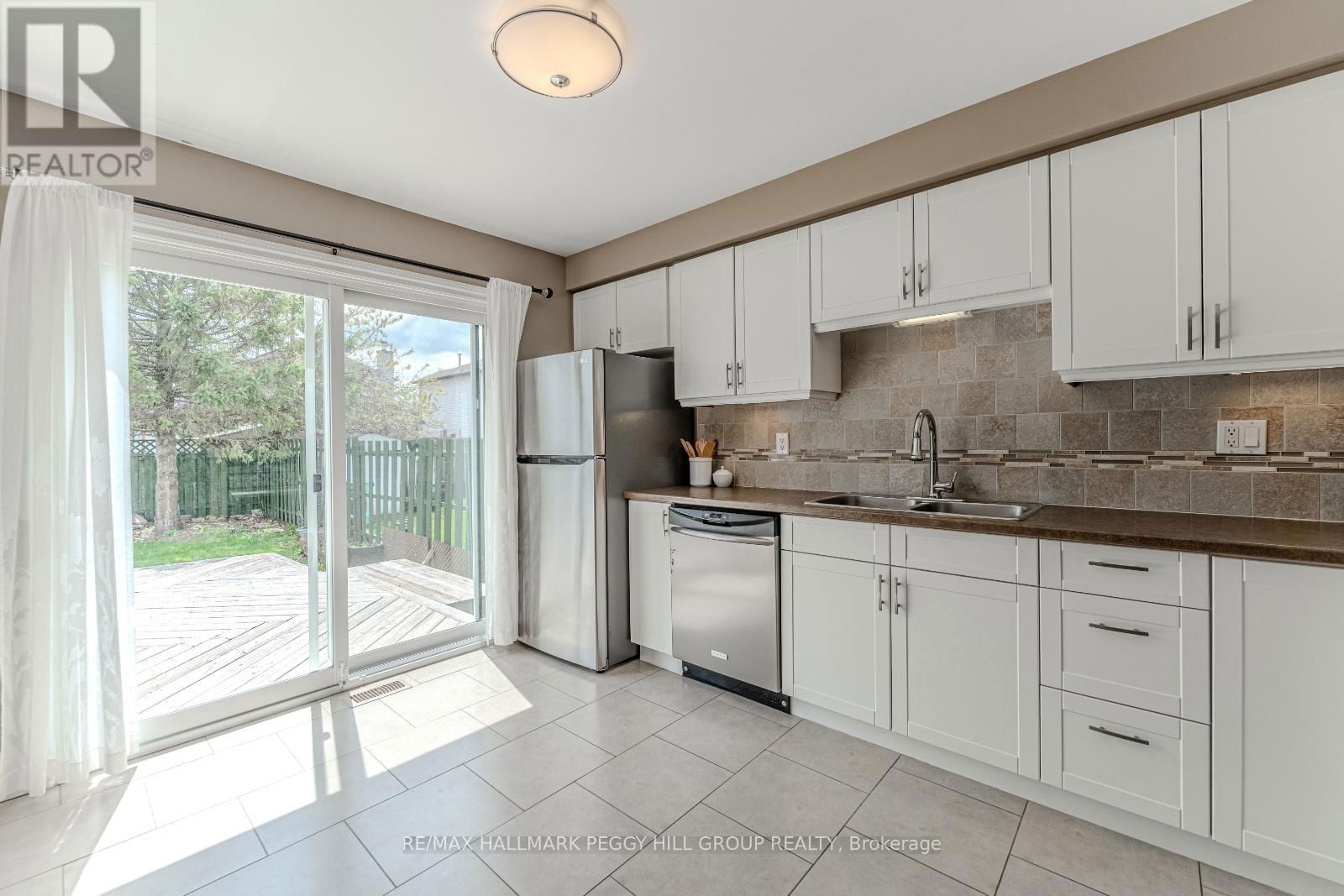 8 CORRIE CRESCENT Image 2