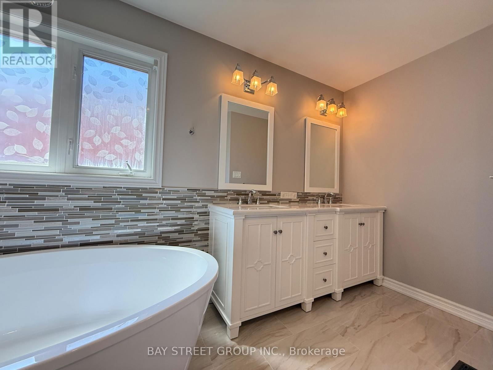 12 PEXTON AVENUE Image 24