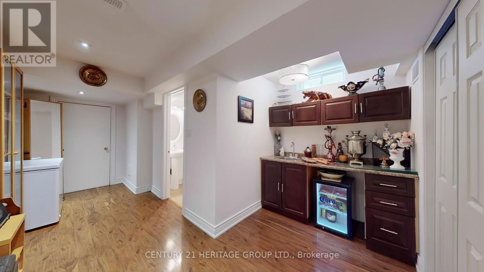 8 PICNIC STREET Image 41