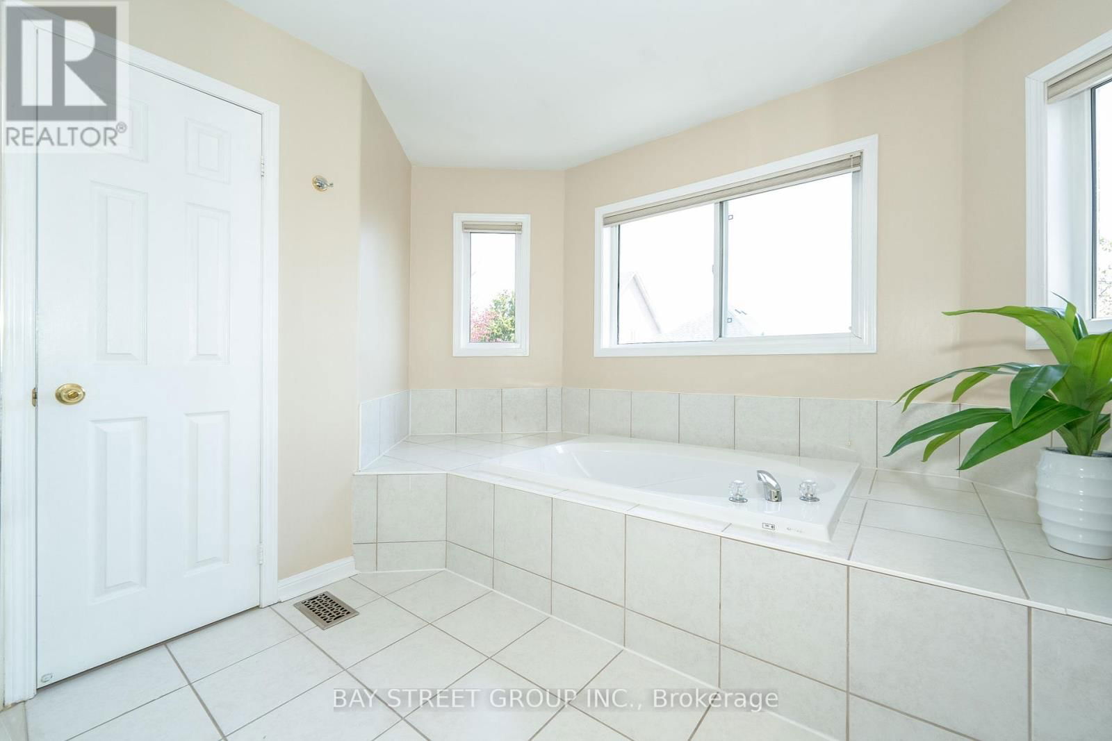 68 SAPPHIRE DRIVE Image 22