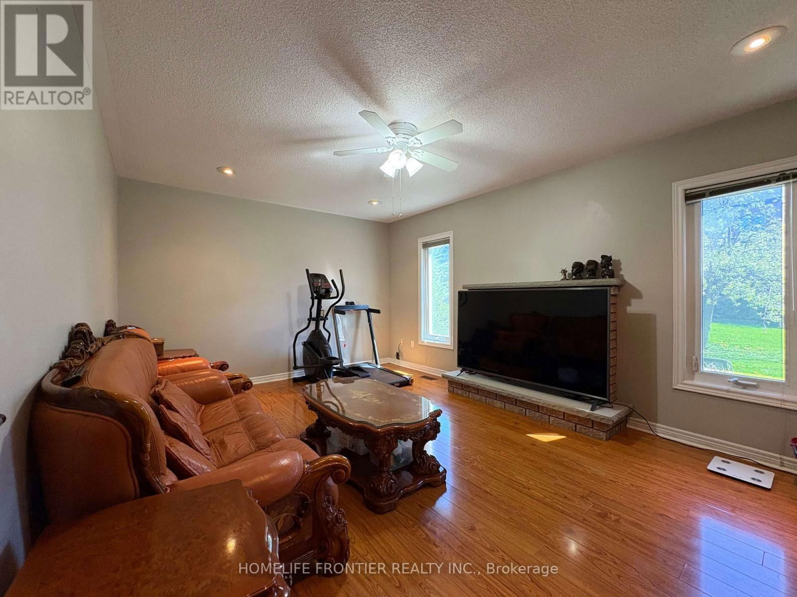 581 WYCLIFFE AVENUE Image 12