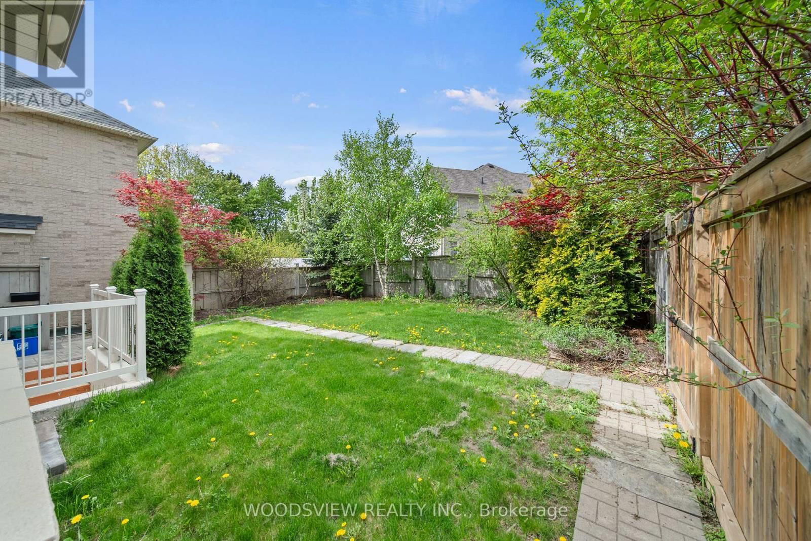 142 WEST LAWN CRESCENT Image 31