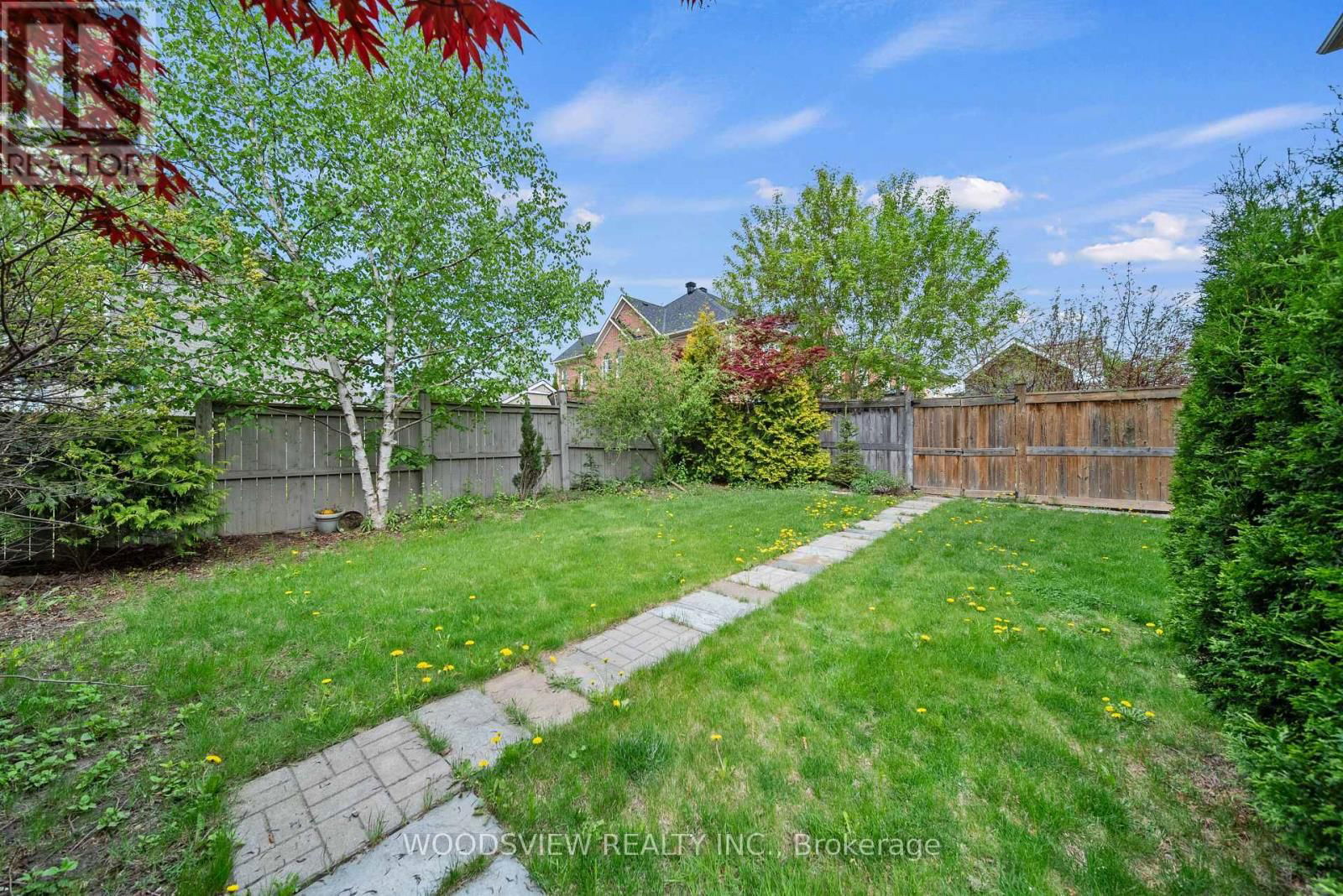 142 WEST LAWN CRESCENT Image 32