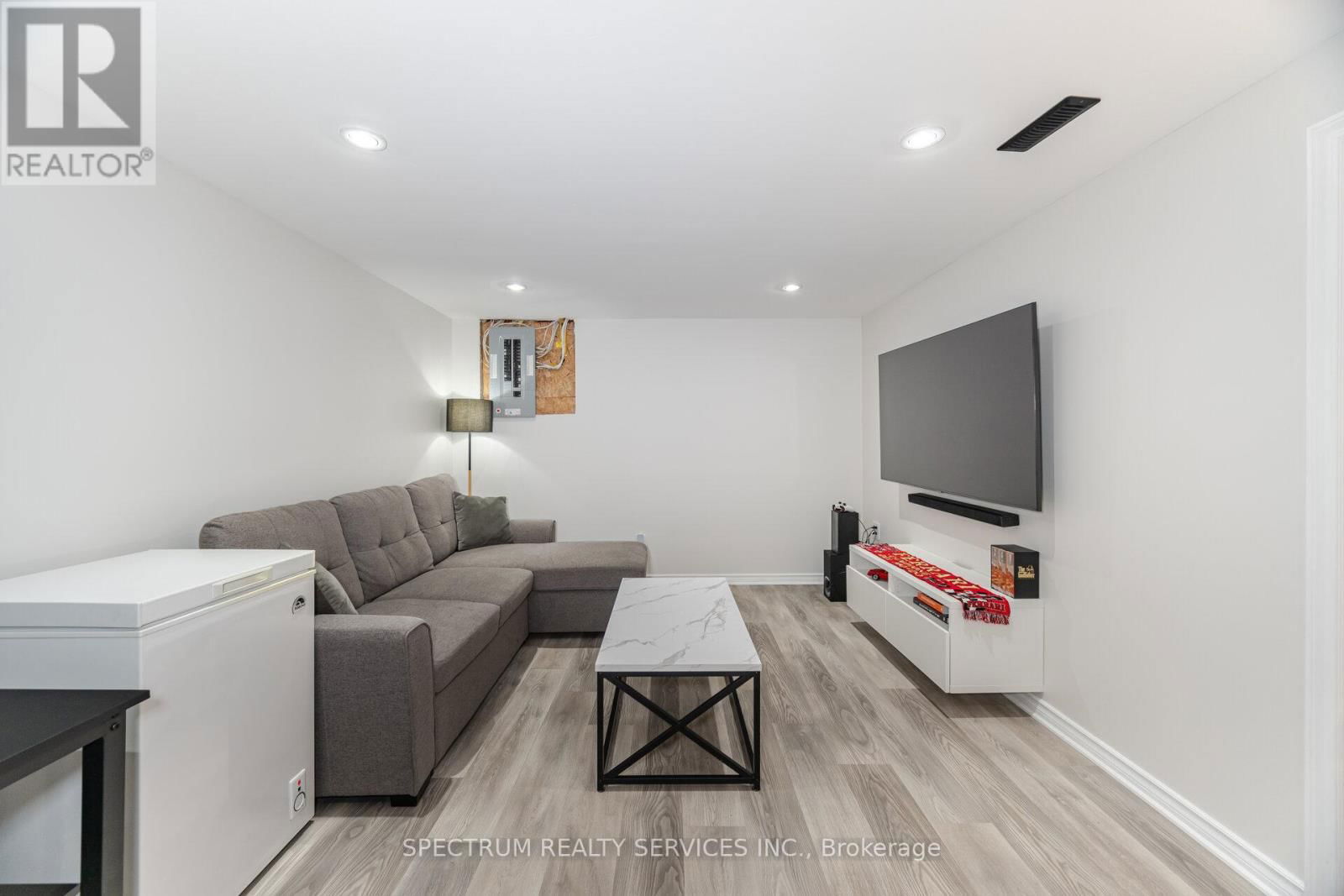 52 FRENCH CRESCENT Image 39