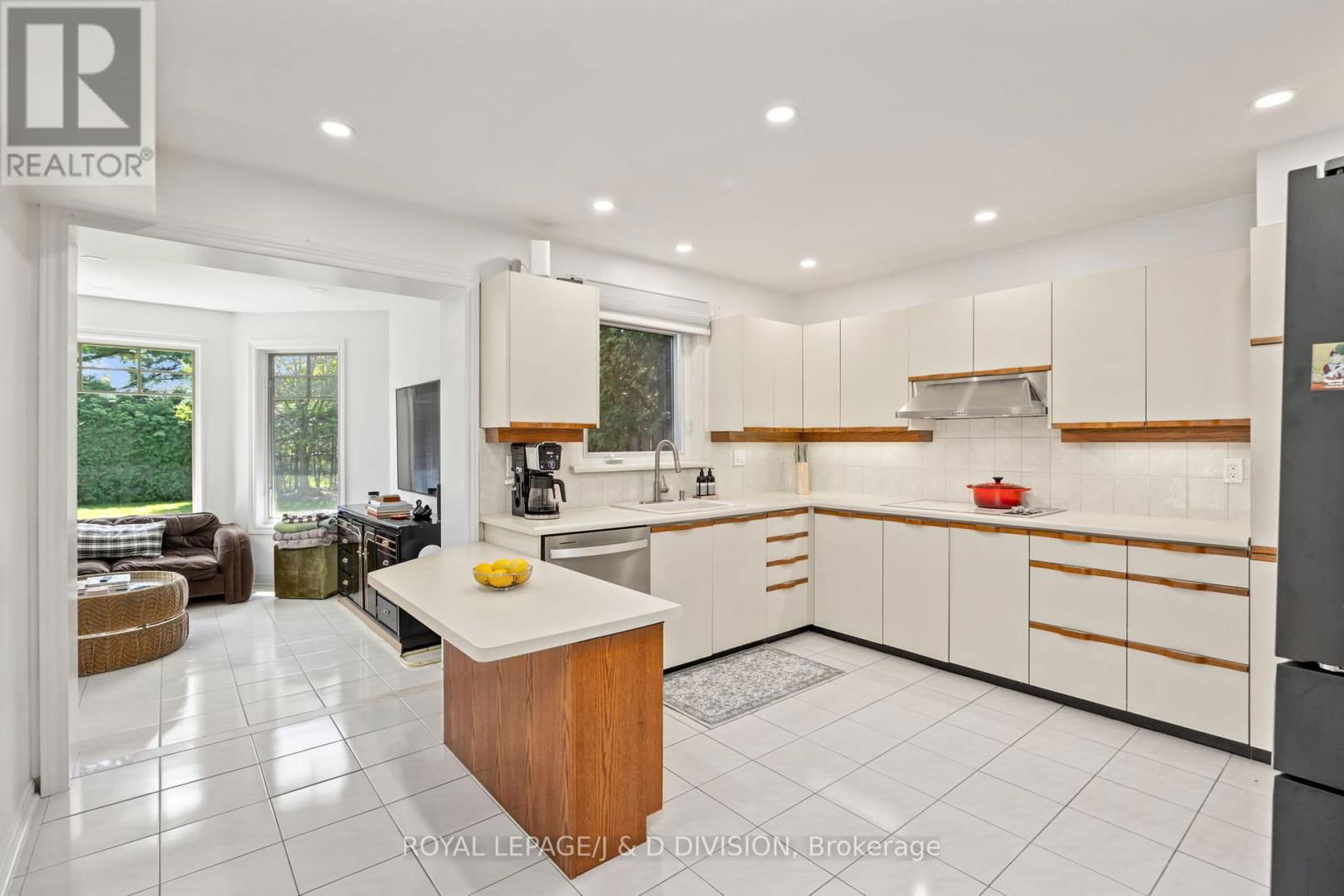 33 ALMOND AVENUE Image 10