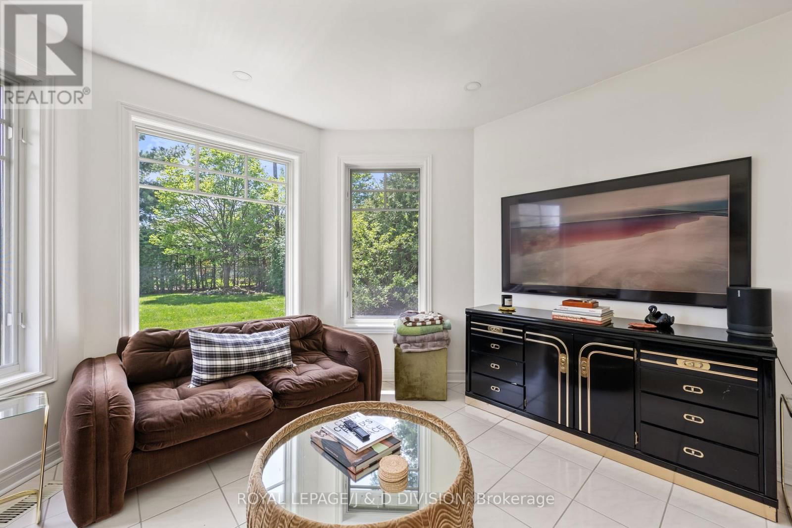 33 ALMOND AVENUE Image 8