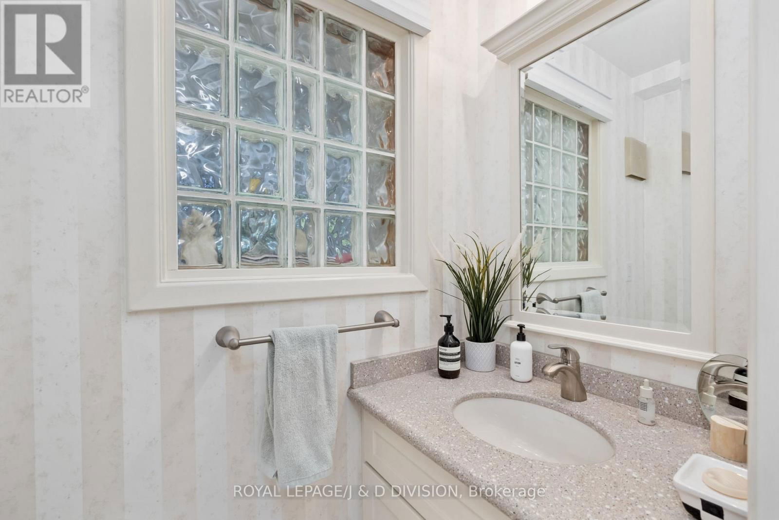 33 ALMOND AVENUE Image 9