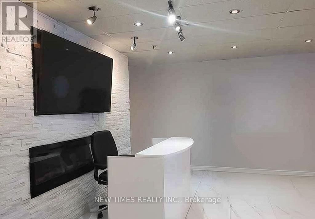 2 - 240 RIVIERA DRIVE Image 2