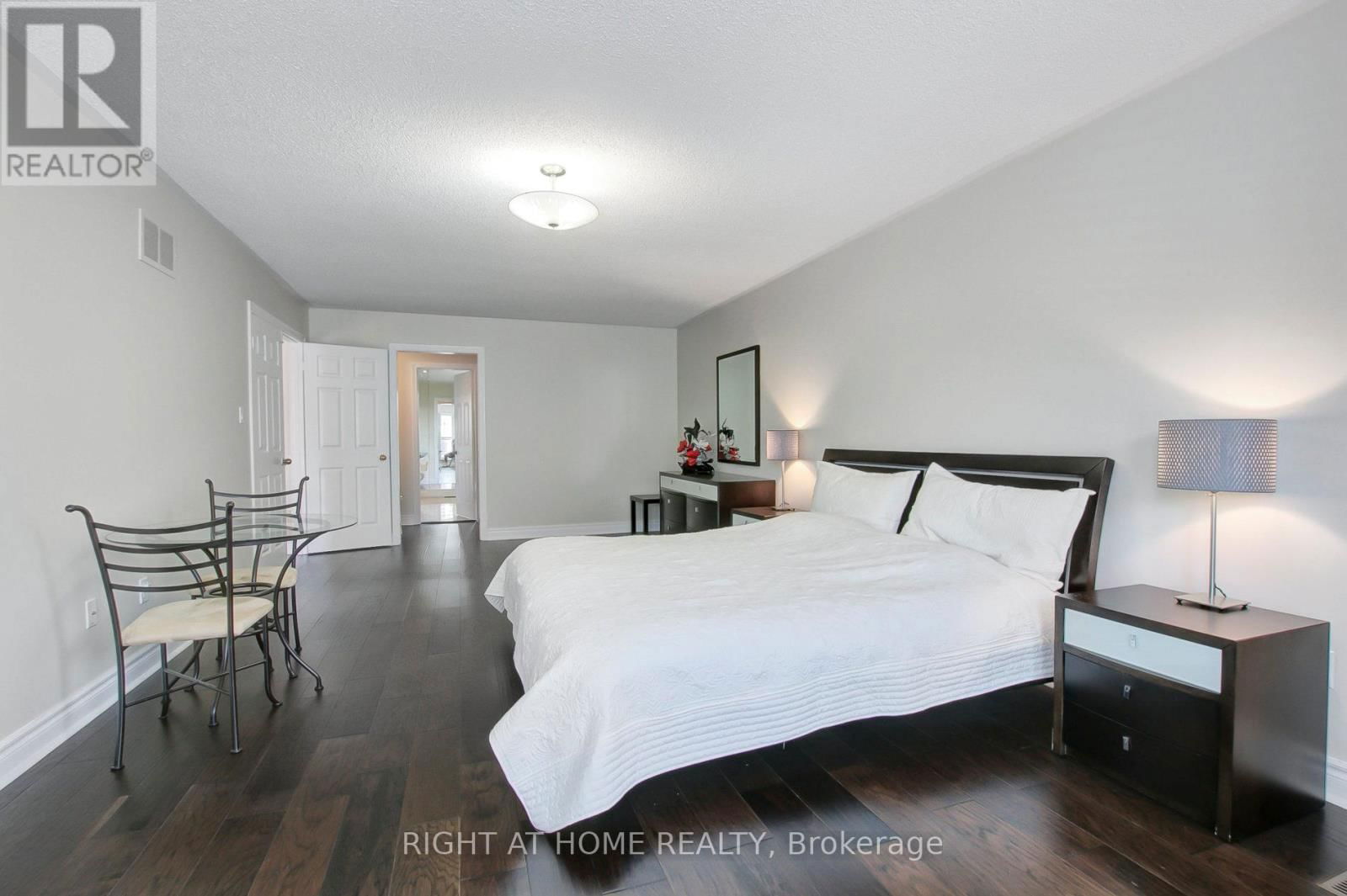 53 WALTHAM CRESCENT Image 30