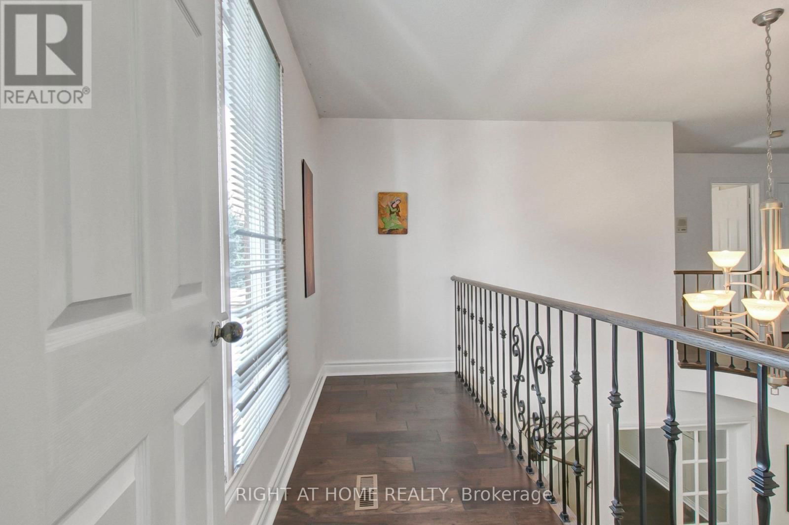 53 WALTHAM CRESCENT Image 32