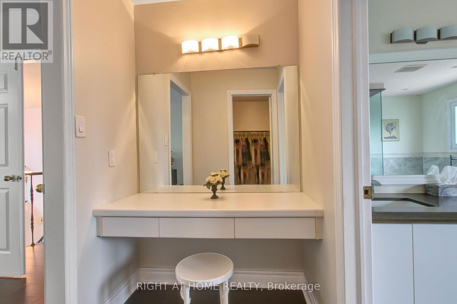 53 WALTHAM CRESCENT Image 35