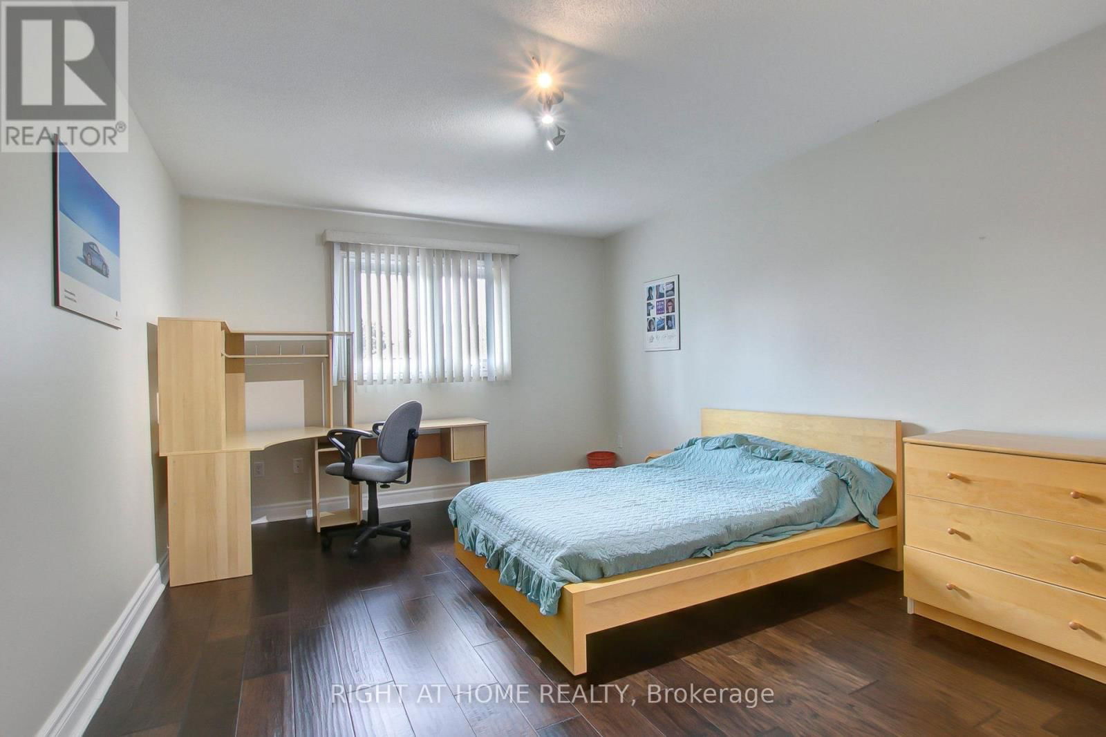 53 WALTHAM CRESCENT Image 36