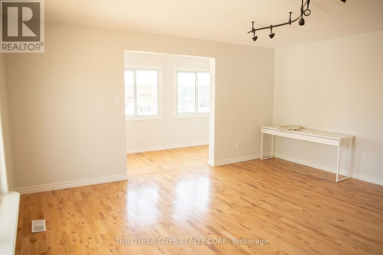 Upper - 244 BARRIE STREET Image 11