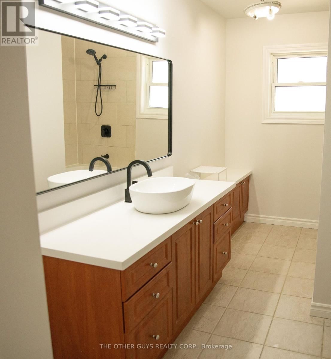 Upper - 244 BARRIE STREET Image 17