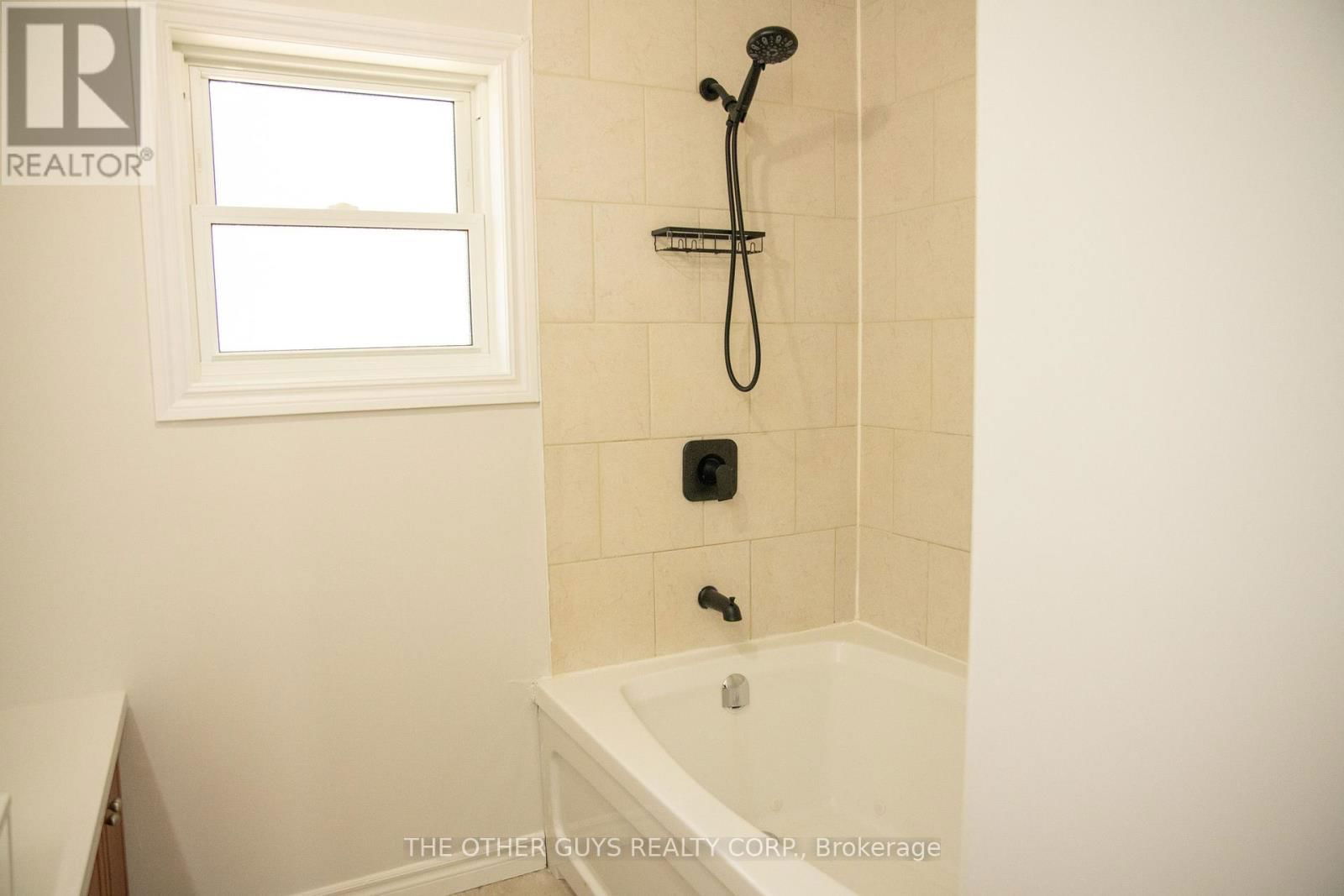 Upper - 244 BARRIE STREET Image 19