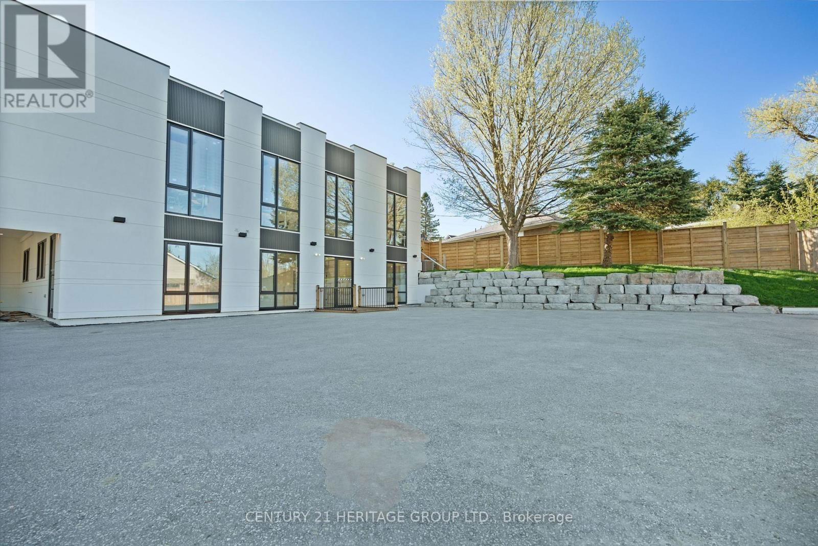 107 TORONTO STREET Image 17