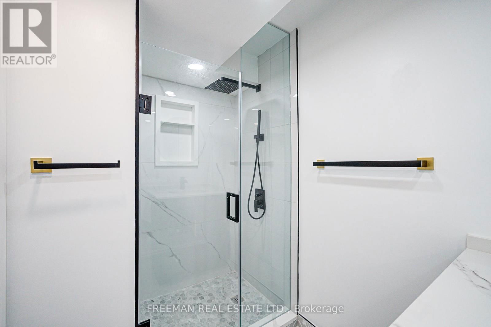 Apt. B - 16 CAREY CRESCENT Image 6