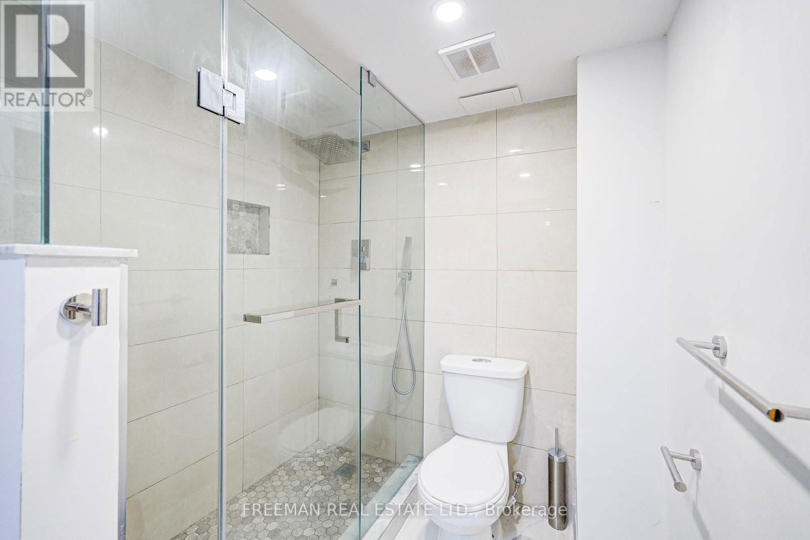 Room 3 - 16 CAREY CRESCENT Image 5