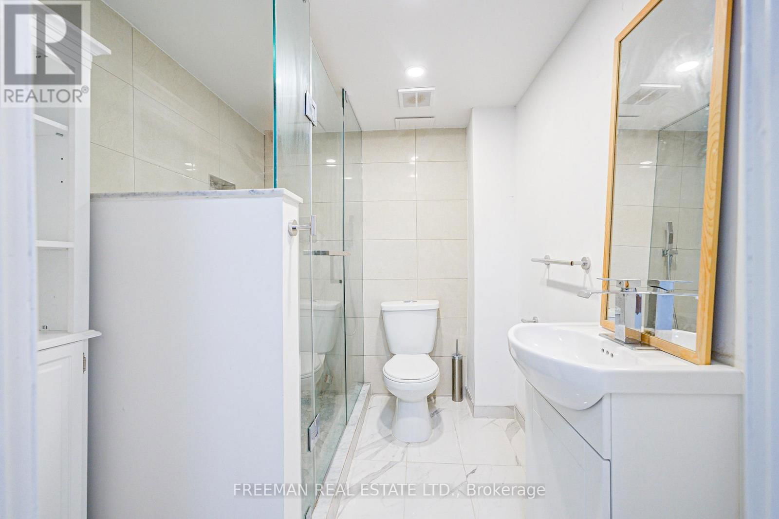 Room 3 - 16 CAREY CRESCENT Image 6