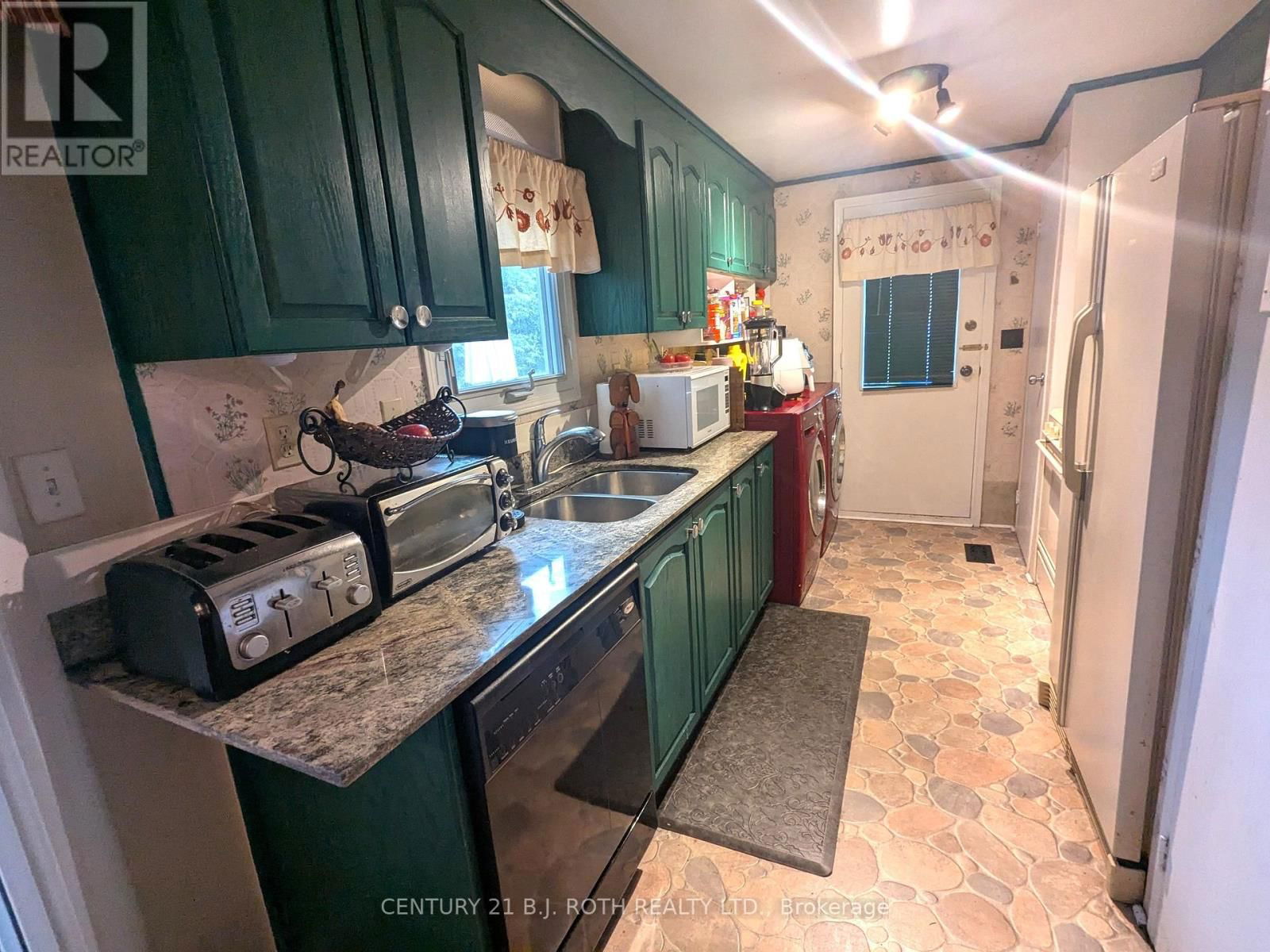 66 LINDEN LANE Image 23