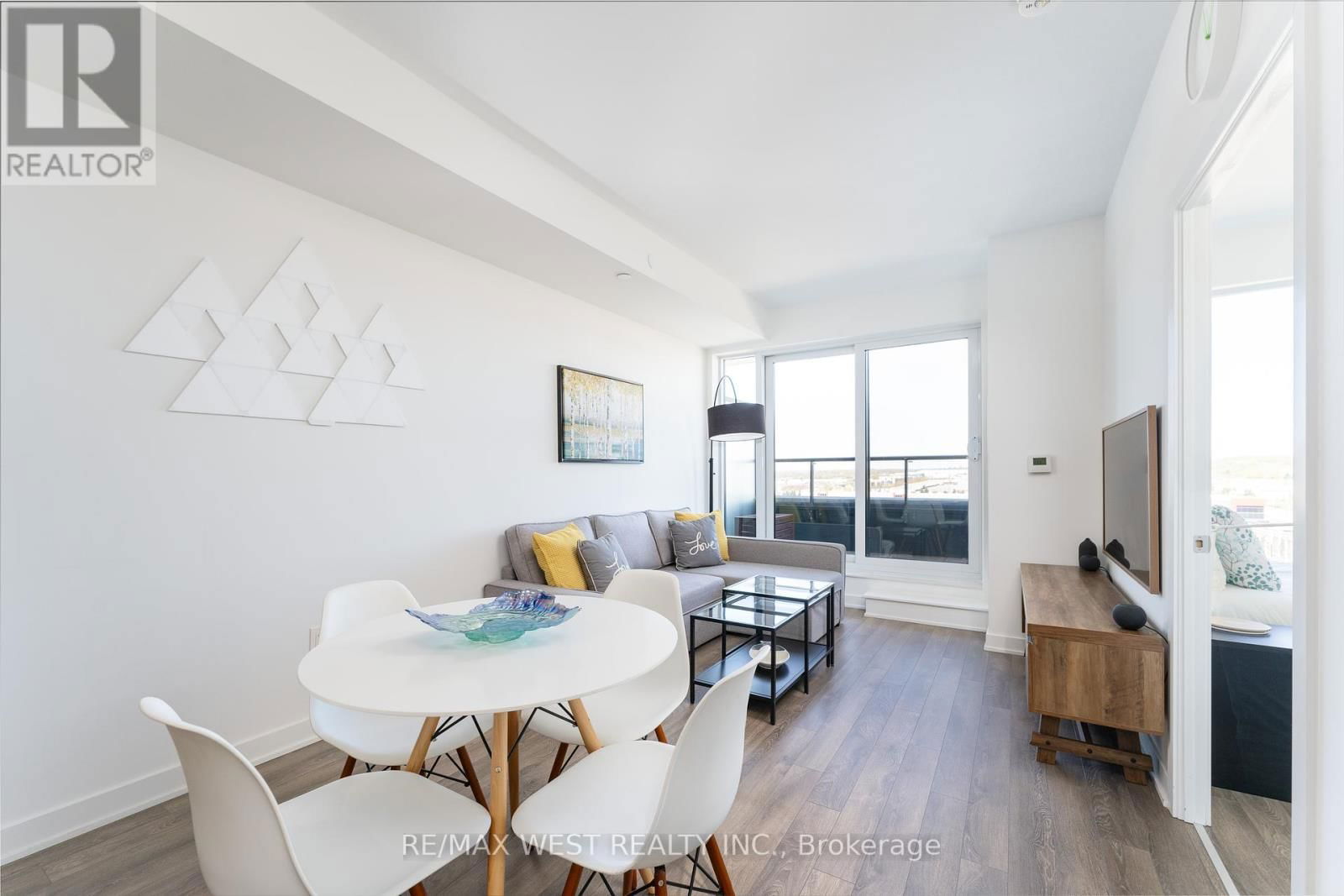 924 - 100 EAGLE ROCK WAY Image 1